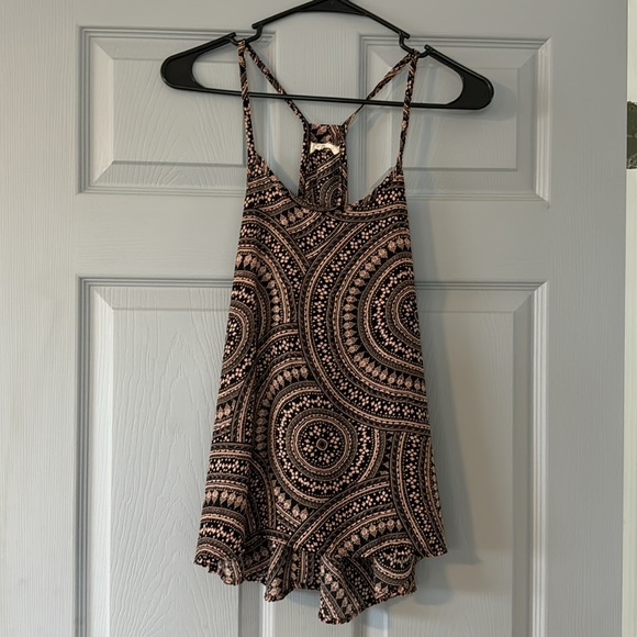 Pale, pink and black summer top. Size M very flattering doesn’t wrinkle. Bin 8 - Picture 2 of 5